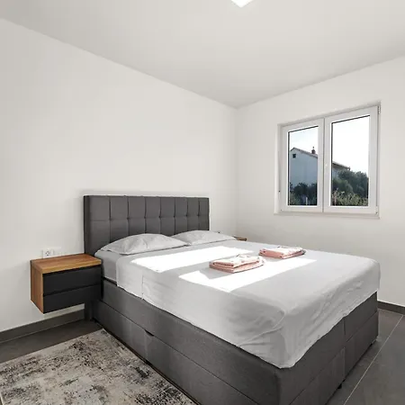 Luxury Velic Brodarica